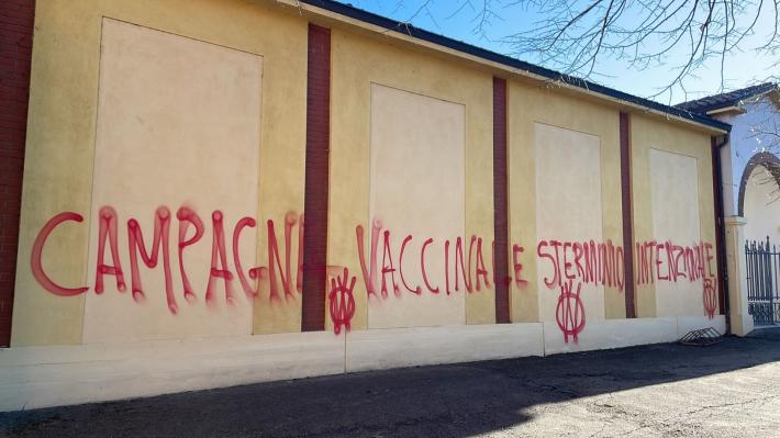 Cimitero,  i &laquo;no vax&raquo; imbrattano la facciata