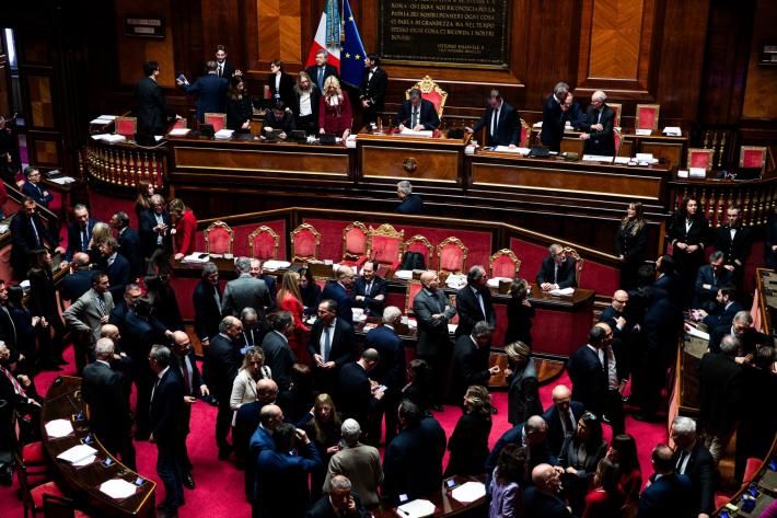 La manovra &egrave; legge, scintille in Aula al Senato.  Stipendi, pensione a 64 anni, tasse, detrazioni e auto aziendali: ecco la nuova legge di Bilancio