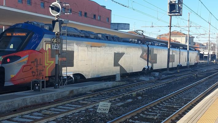 Imbrattato il treno Salso-Fidenza che diventa un... murale 