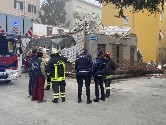 Crolla una palazzina in via Brennero: soccorritori al lavoro, ricerche fra le macerie 