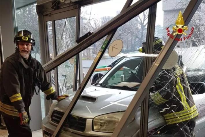 Finisce con l'auto dentro un supermercato e investe una donna