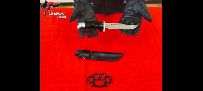 Denunciato un 26enne italiano trovato in posesso di un tirapugni e un grosso coltello da caccia