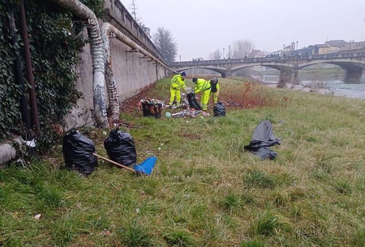 Guerra: "Il lancio di rifiuti, cestini e monopattini nel greto? Sport semplice... E menefreghista"