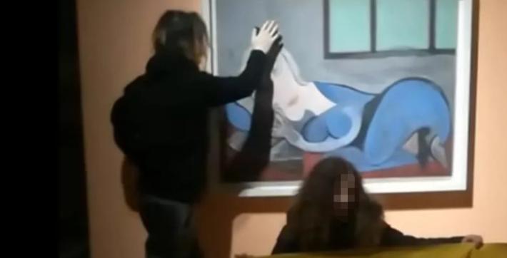 A Mantova animalisti imbrattano teca con un Picasso