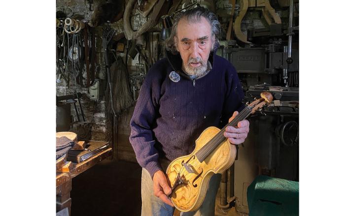 Nel garage di Giliotti: la magia delle 7 note scaturisce dal legno