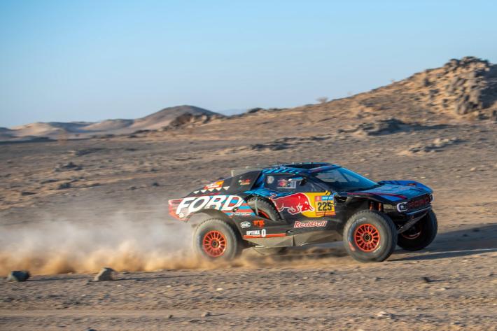 Dakar: Carlos Sainz si ritira, troppi danni alla sua Ford Raptor che si era ribaltata durante una "tappa maratona"