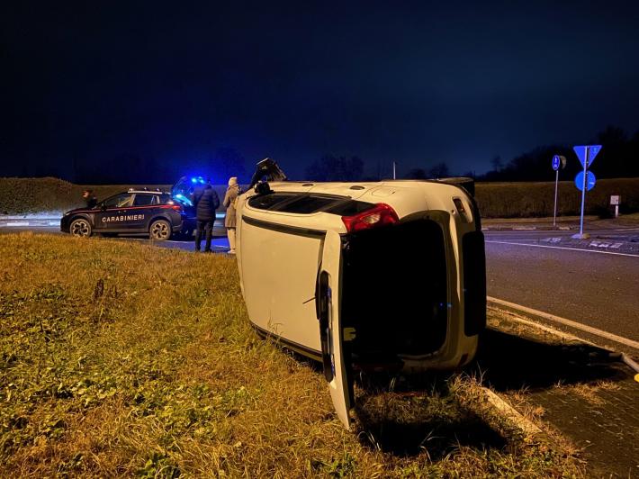 Auto ribaltata, scattano i soccorsi a Pilastrello