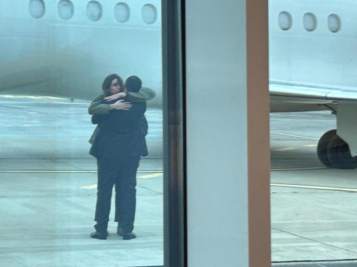 Cecilia Sala &egrave; libera: l'aereo &egrave; atterrato a Ciampino. L'abbraccio sulla pista con il compagno- "Ciao, sono tornata" (Ascolta l'audio)