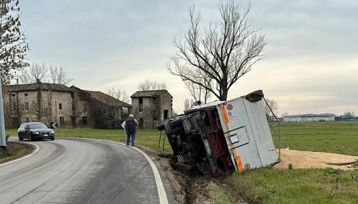 Furgone fuori strada Sambosedo