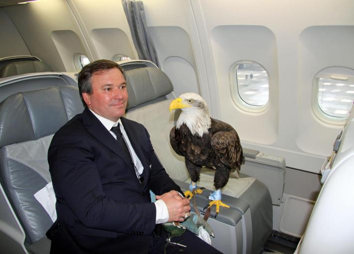 Mostra le foto della protesi al pene e la Lazio lo licenzia: il caso del falconiere fa il giro dei media in Europa 