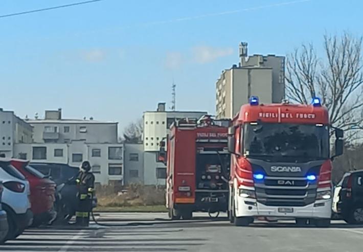 Via XXIV Maggio, intervento dei vigili del fuoco per un'auto in fiamme 