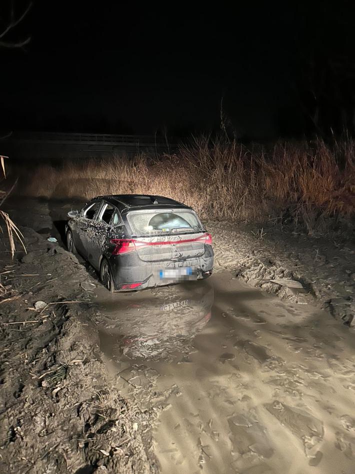 Tre ragazze, il buio e il navigatore &laquo;bugiardo&raquo;: impantanate con l'auto