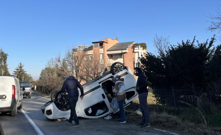 Auto ribaltata in via Argini 