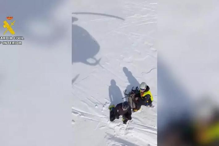 Spagna, cavo della seggiovia si spezza e gli sciatori precipitano per 15 metri: 17 sono  gravissimi, &laquo;80 rimasti sospesi nel vuoto&raquo; 