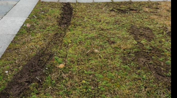 Entra in auto  direttamente nell&rsquo;area verde della storica piazza