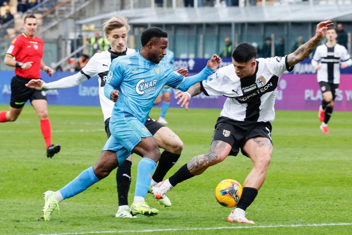 All'intervallo Venezia in vantaggio 1-0. Crociati negli spogliatoi tra i fischi del Tardini