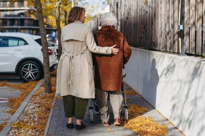 &laquo;Le do una mano?&raquo; Cos&igrave; la ladra seriale  deruba gli anziani