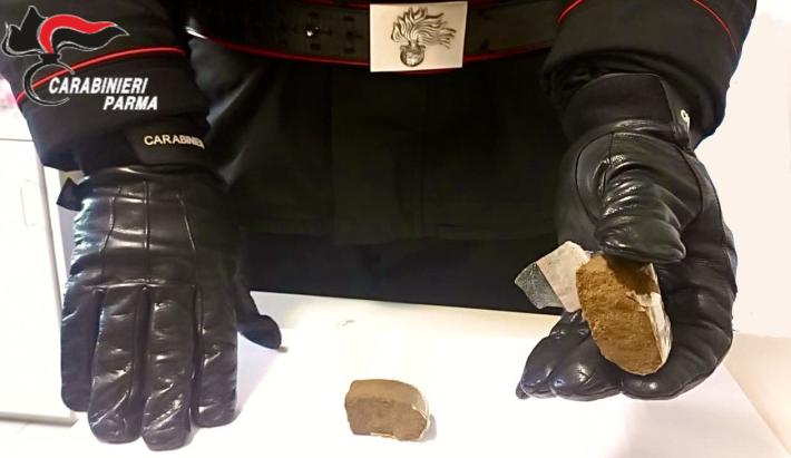 Spacciava hashish vicino ai giochi per i bambini al Parco Ducale: arrestato 35enne straniero