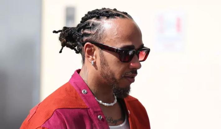 Debutto di Hamilton alla guida della Ferrari, tifosi in delirio a Fiorano 