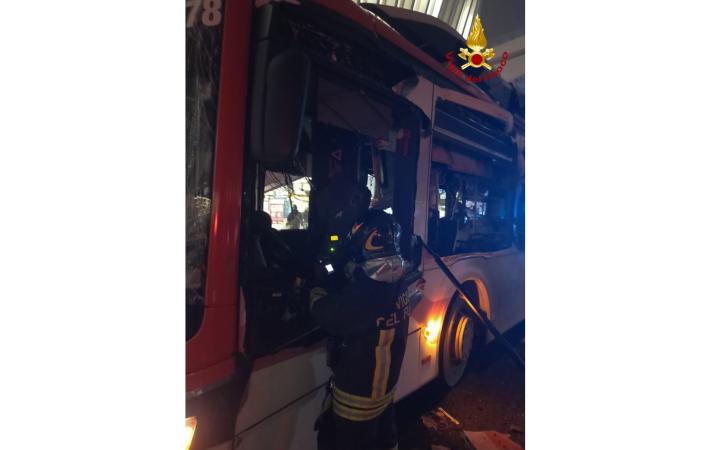 Autobus si schianta contro una pensilina all'ingresso della stazione Mediopadana ed esplode: due feriti