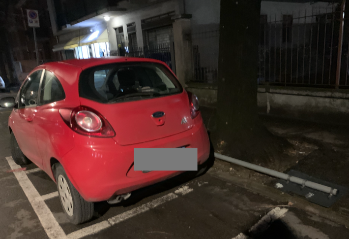 Parcheggio selvaggio in via Ruggero: "E' cos&igrave; da tempo, bisogna intervenire"