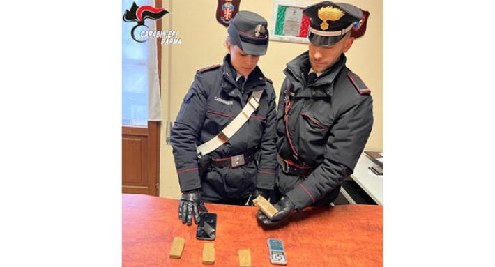 Sorbolo mezzani: vede i carabinieri e lancia uno spinello dall&rsquo;auto in movimento, durante il controllo spuntano 4 &ldquo;panette&rdquo; di hashish. Arrestato 27enne