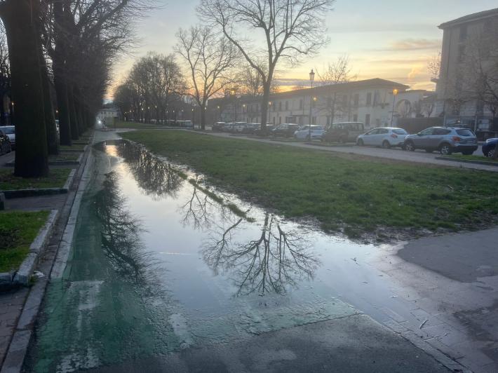 Viale San Michele, la pista ciclabile &egrave;...navigabile