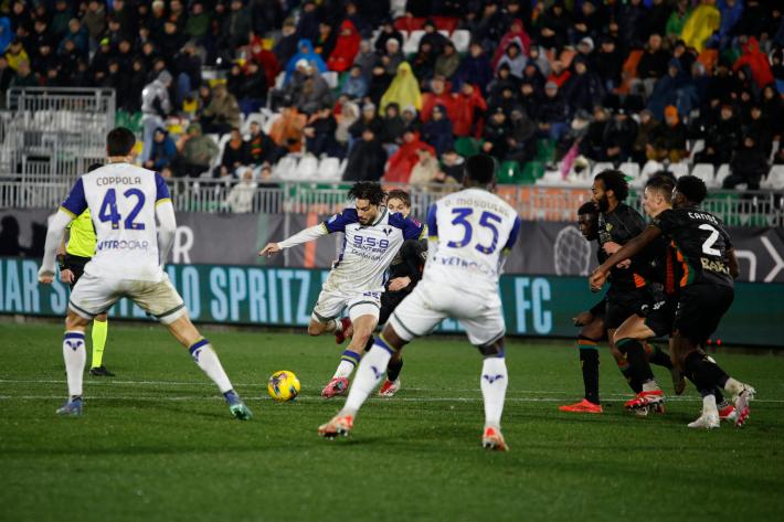 Il Verona pareggia 1-1 con il Venezia e aggancia il Parma in classifica