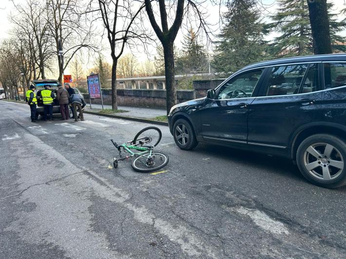 Incidente in via Gramsci. Ferito un ciclista