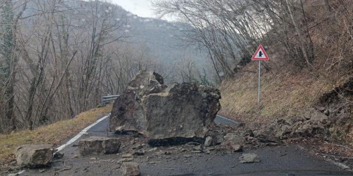 Scurano, un grosso masso sulla Sp17, prontamente rimosso. Acqua e fango sulle strade