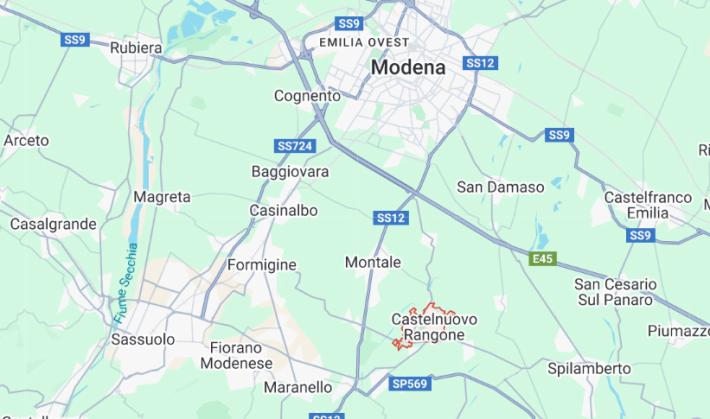 Auto esce di strada e si incendia nel Modenese: vigile del fuoco fuori servizio salva l'automobilista 