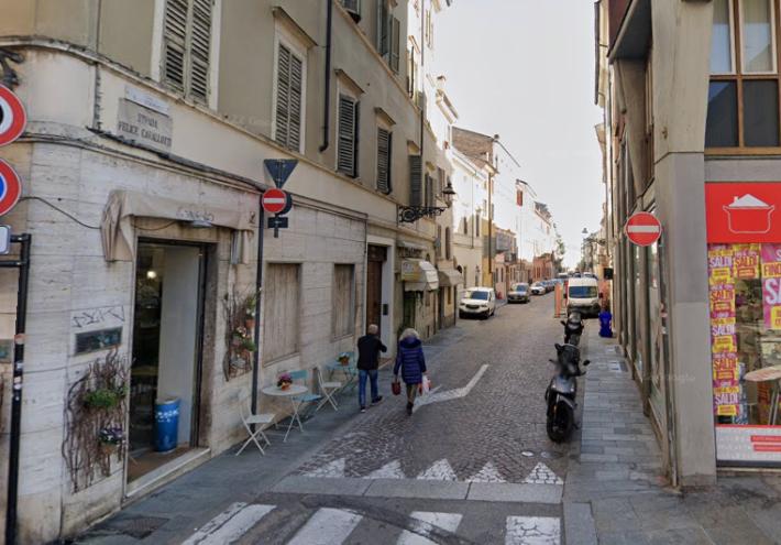 ladro inseguito e bloccato in via Cavallotti da un amico della vittima: denunciato