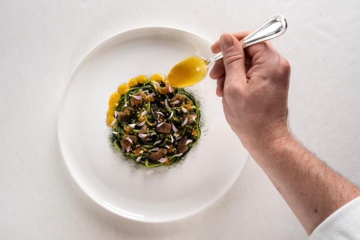 Spaghetti tiepidi, erbe amare  e trota 