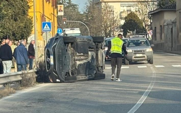 Auto si ribalta in pieno centro a Ricc&ograve;. Arrivano i soccorsi, del conducente nessuna traccia