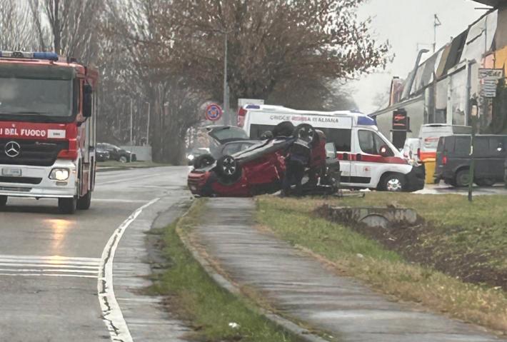 Auto si ribalta nell'area ex Salamini, tutti miracolosamente illesi