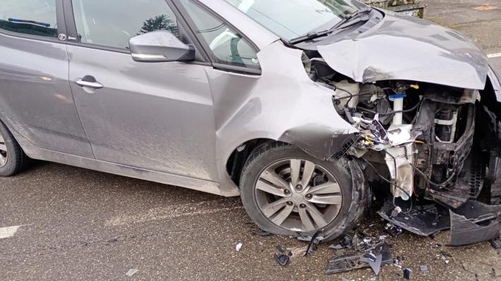 Schianto tra auto e camion della nettezza urbana a Colorno, un ferito. Evitata la tragedia