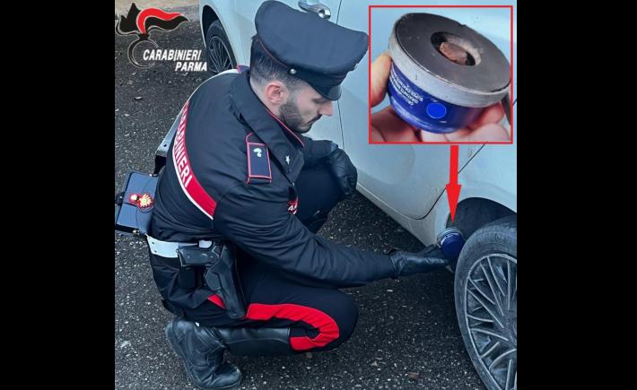 Fidenza, lo spaccio &egrave; al cimitero, la droga "calamitata" all'auto: arrestato un 30enne