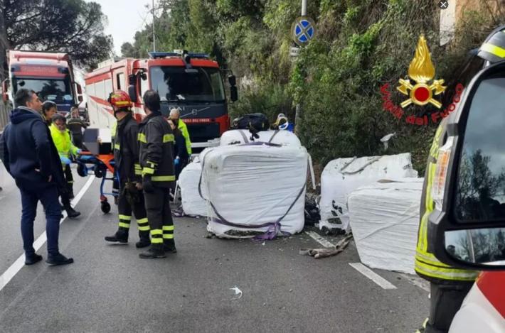Camion perde carico, colpiti ciclisti, un morto e un ferito 