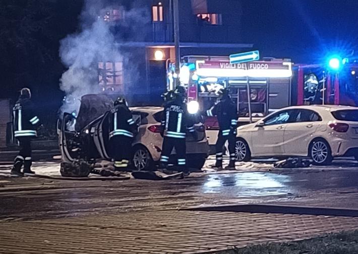 Auto in fiamme nel parcheggio delle scuole di Corcagnano