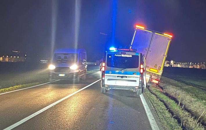 Tir fuori strada  pilastro panocchia