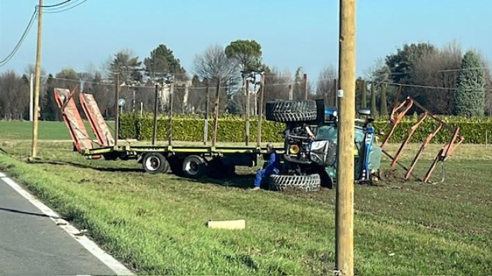 Trattore con rimorchio si ribalta in un campo lungo via Traversetolo. Illeso il conducente