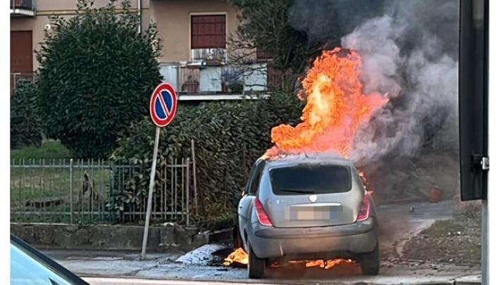 Auto in fiamme: tre squadre di vigili del fuoco a Ricc&ograve; 