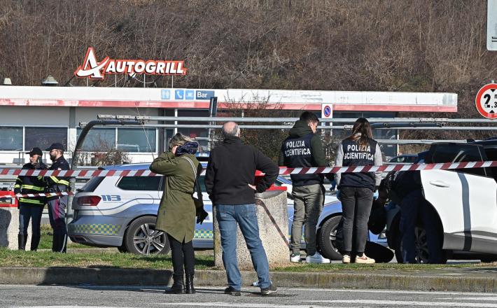 Poliziotti feriti a martellate, uno spara ad aggressore 