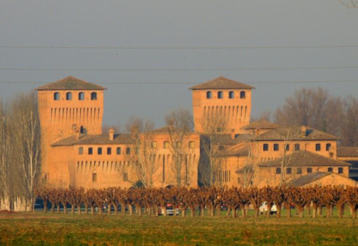 La lunga storia dell'antico maniero incastonato tra la via Emilia e il Taro 
