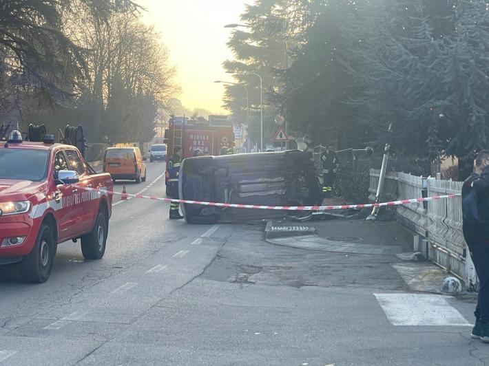 Auto contro un palo della luce a Ozzano Taro: un ferito, vigili del fuoco sul posto. Il Moro, scontro fra due vetture 