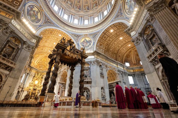  Entra a San Pietro e danneggia sei candelabri, bloccato