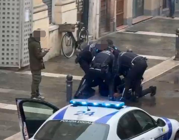 Choc in via D'Azeglio, un controllo rischia di finire in tragedia: un uomo cerca di travolgere due agenti della polizia locale. Poi viene fermato