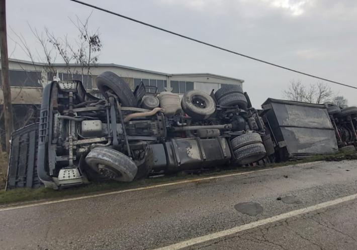 Camion si ribalta nel fossato tra Sorbolo e Mezzano Inferiore