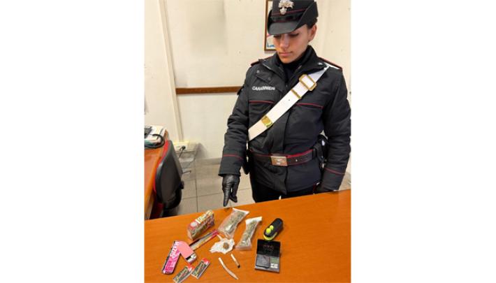  Sant'ilario D'Enza - Fermato in un parcheggio: denunciato dai carabinieri che gli trovano la droga