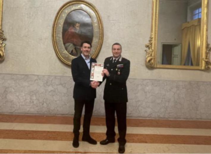 Inseguono il ladro e lo fermano: premiati un cittadino parmigiano e un carabiniere 